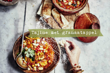 Onthaast in de keuken met deze tajine met peulvruchten, halloumi en granaatappel