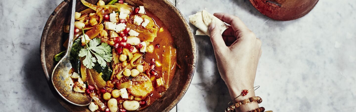 Onthaast in de keuken met deze tajine met peulvruchten, halloumi en granaatappel