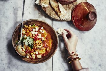 Onthaast in de keuken met deze tajine met peulvruchten, halloumi en granaatappel