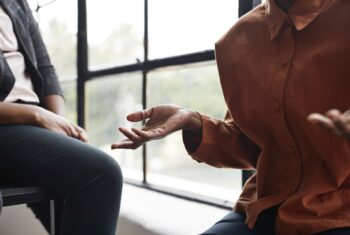 Maak jij veel handgebaren tijdens het praten? Dat heeft dit effect