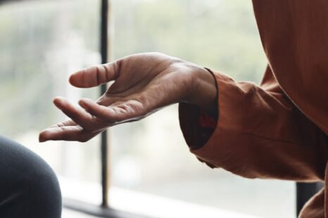 Maak jij veel handgebaren tijdens het praten? Dat heeft dit effect