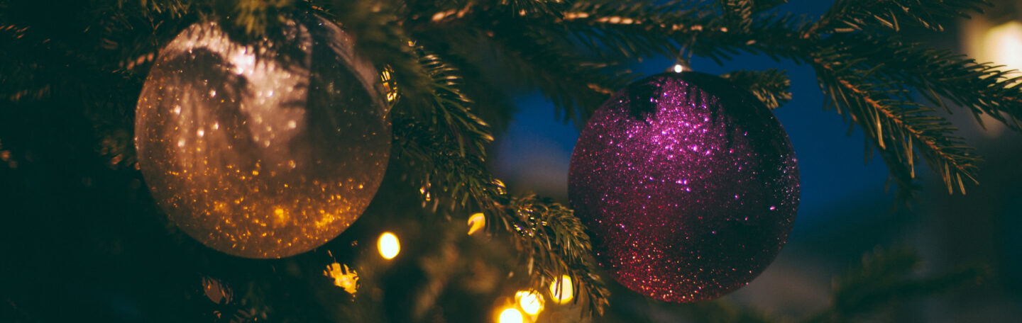 parfum roman oneerlijk Waarom hangen we eigenlijk kerstballen in de boom? - Happinez