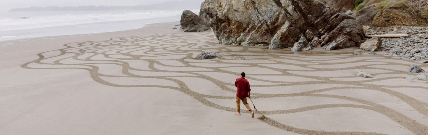Worstelen Beschietingen Geurloos Zo harkt Andres Amador zijn kunst in het zand - Happinez